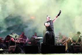 istanbul-festivali-sahnesi-bu-kez-an-epic-symphony-hayko-cepkinle-buyuledi.jpg