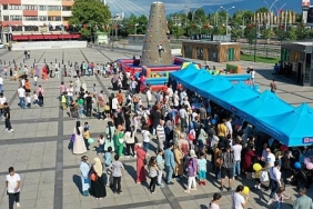 izmit-kent-meydaninda-bayram-senligi-cocuklarin-yuzunu-guldurdu.jpg