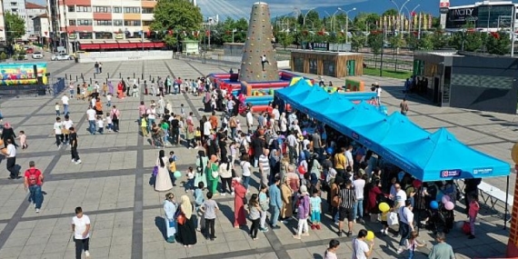 İzmit Kent meydanında ‘bayram şenliği’ çocukların yüzünü güldürdü