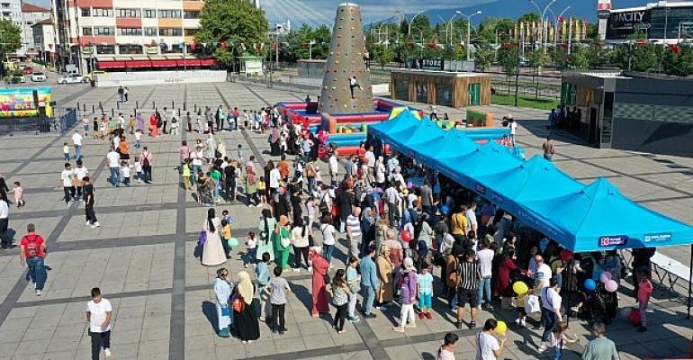 İzmit Kent meydanında ‘bayram şenliği’ çocukların yüzünü güldürdü