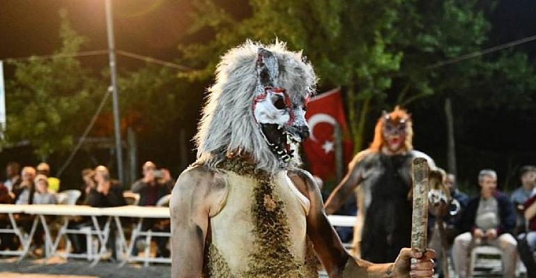 Kanar, Düşmana Korku Salan 200 Yıllık Geleneğe Eşlik Etti