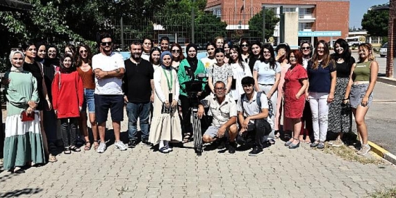 Kızlar kamera arkasında