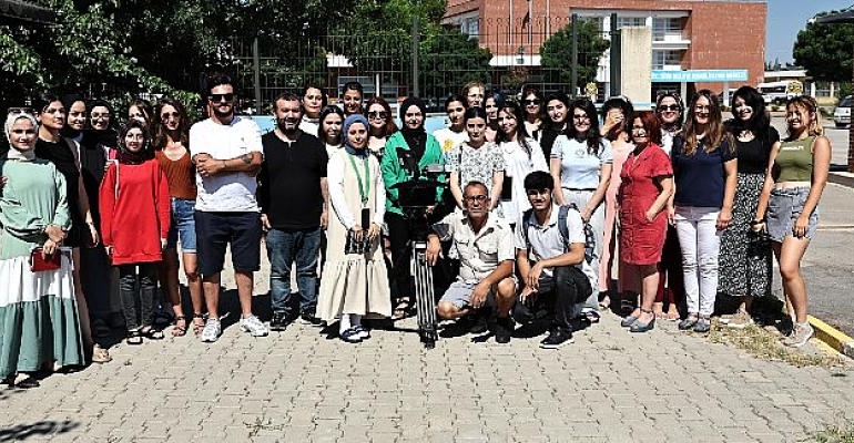 Kızlar kamera arkasında