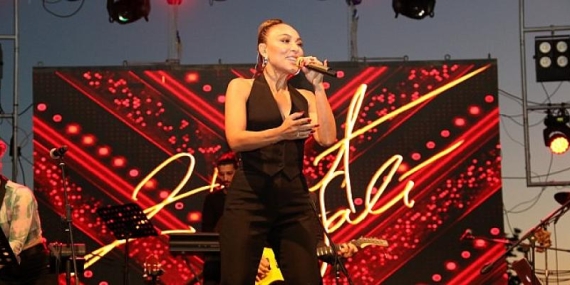 Kocaeli Büyükşehir’in yaz konserinde Ziynet Sali, Karamürsel’in kurtuluş gününe coşku kattı