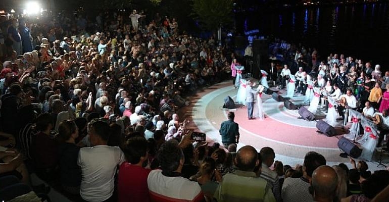Türk Sanat Müziği Korosundan Muhteşem Konser