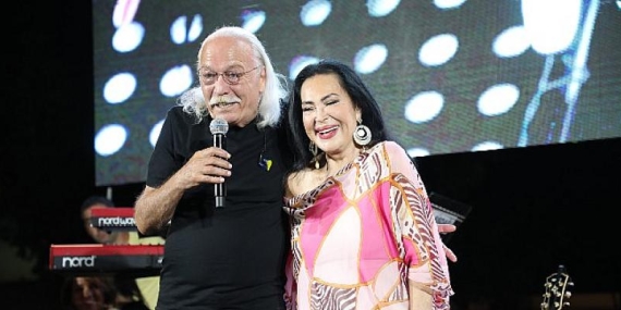 Türkan Şoray’a Sevgili Ödülü  Sahtekarlık Yapmadım  50 Sene Çile Çektim  Cahit Berkay Çaldı Türkan Şoray Eşlik Etti