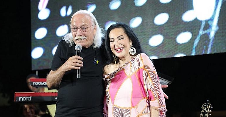 Türkan Şoray’a Sevgili Ödülü  Sahtekarlık Yapmadım  50 Sene Çile Çektim  Cahit Berkay Çaldı Türkan Şoray Eşlik Etti