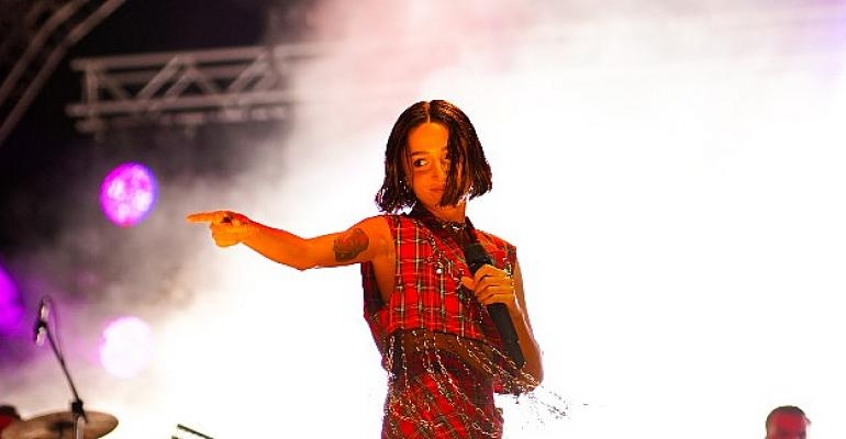 Zeynep Bastık’tan Nefes Kesen Konser