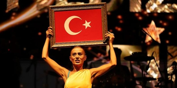 30 Ağustos Zafer Bayramı 100. Yıl konserinde 100 bin üzerinde Kocaelili, Yıldız Tilbe ile Sekapark’ta tarihi bir gece yaşadı