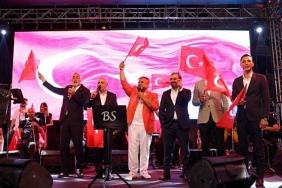 30-agustos-zafer-bayramini-bulent-serttas-konseriyle-kutlandi.jpg