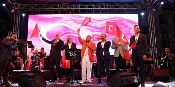 30 Ağustos Zafer Bayramını Bülent Serttaş Konseriyle Kutlandı