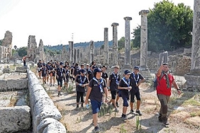 antalya-buyuksehir-izcileri-perge-antik-kentini-gezdi.jpg