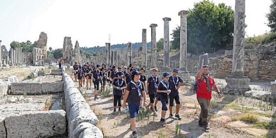 Antalya Büyükşehir izcileri Perge Antik Kenti’ni gezdi