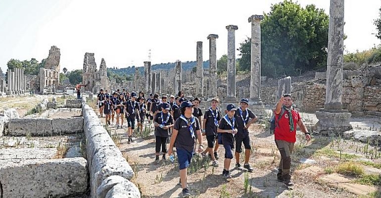 Antalya Büyükşehir izcileri Perge Antik Kenti’ni gezdi
