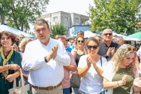 ata-ekmegi-ve-armola-senligi-ulamis-koyunde-binleri-agirladi.jpg