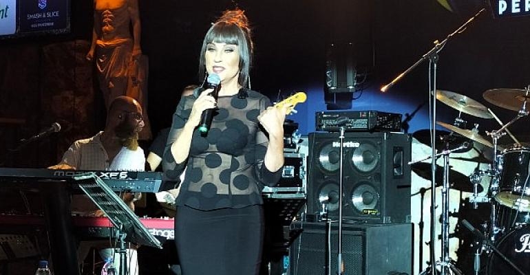 Ayşegül Aldinç’ten Muhteşem Performans