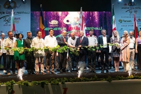 baskan-dundar-mehmetcik-belediyesinin-uzum-festivaline-katildi.jpg