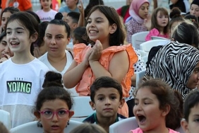 bayrakli-cocuklar-gibi-sen.jpg
