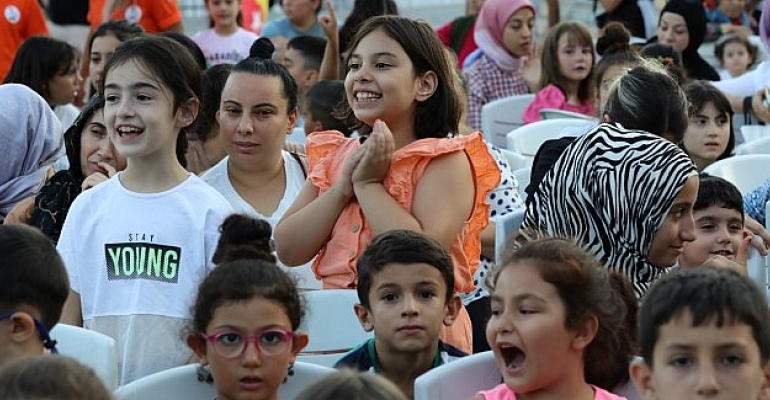 Bayraklı çocuklar gibi şen