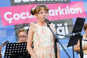 bayraklili-cocuklar-bu-senligi-cok-sevdi.jpg