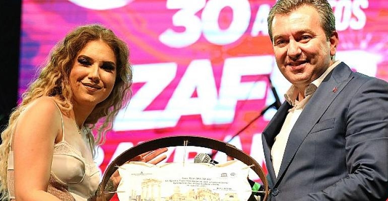 Bergama Ece Mumay konseri ile coştu