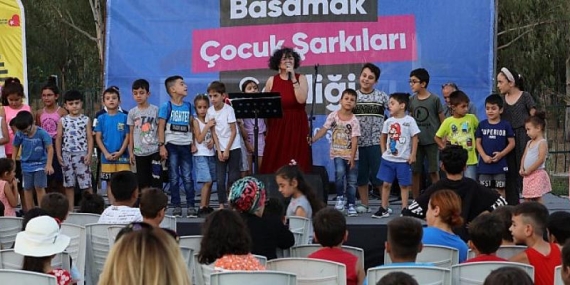 Çocuk şenliği tamam;  Sırada çocuk korosu var