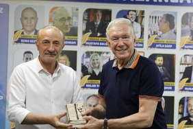 duayen-gazeteci-ugur-dundar-altinkum-yazarlar-festivaline-katildi.jpg