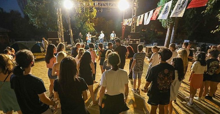 Gençlikten coşkulu 30 Ağustos kutlaması
