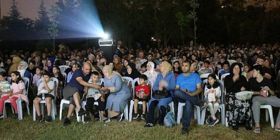 Gölcüklüler Açık Hava Sinema Akşamlarını Çok Sevdi