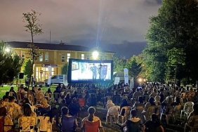 golcukte-acik-hava-sinemasi-yogun-ilgiyle-basladi.jpg