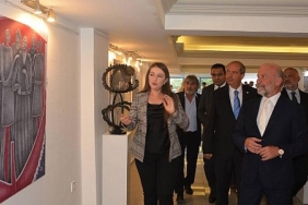 ipek-uzerine-tukenmez-kalemle-yapilan-siradisi-resimler-kibris-modern-sanat-muzesinde.jpg