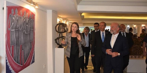 İpek üzerine tükenmez kalemle yapılan sıradışı resimler Kıbrıs Modern Sanat Müzesi’nde!