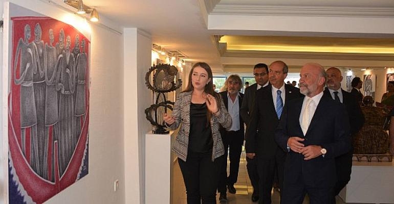 İpek üzerine tükenmez kalemle yapılan sıradışı resimler Kıbrıs Modern Sanat Müzesi’nde!