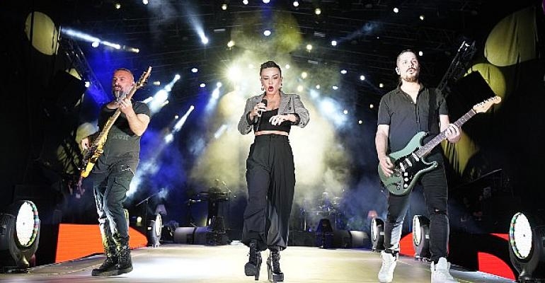 İstanbul Festivali’ne Rekor Katılım  Fatma Turgut ve Pinhani’den Muhteşem Konser