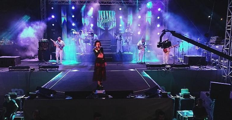 İzmirliler 30 Ağustos’u Zeynep Bastık konseriyle kutladı