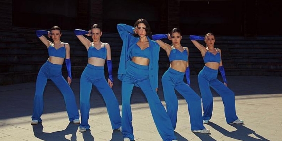 Katerina Ekşioğlu’nun 2022 Yaz Koleksiyonu Zeynep Bastık’ın Ara Klibinde