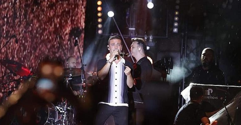 Oğuzhan Koç Sincan Gençlik Konserinde Sevilen Şarkılarını Seslendirdi
