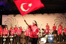 patron-orkestranin-basina-gecti-30-calisaniyla-konser-verdi.jpg