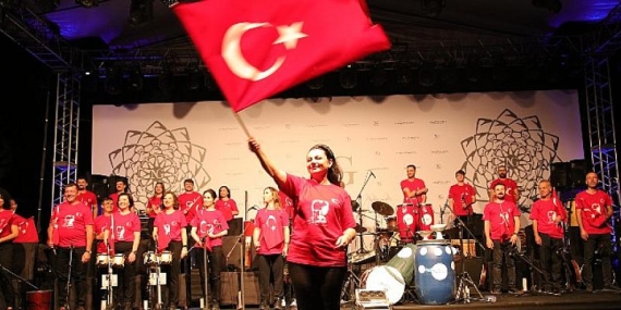 Patron Orkestranın Başına Geçti, 30 Çalışanıyla Konser Verdi