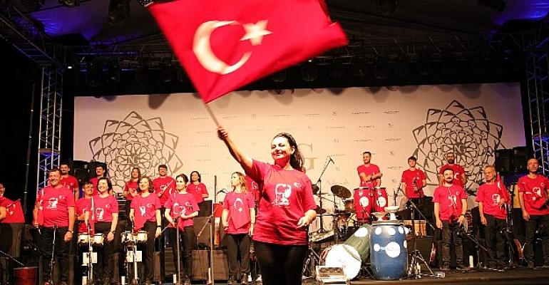Patron Orkestranın Başına Geçti, 30 Çalışanıyla Konser Verdi