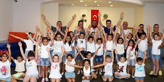 Sanat ve Kişisel Gelişim Atölyeleri’nde rengarenk final: Minikler yeteneklerini sergiledi
