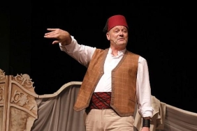 sezonun-en-cok-alkis-alan-oyunlarindan-rustemoglu-cemalin-tuhaf-hikayesi-acik-hava-yaz-oyunlarinda.jpg
