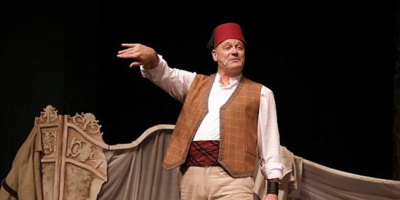 Sezonun En Çok Alkış Alan Oyunlarından “Rüstemoğlu Cemal’in Tuhaf Hikayesi” Açık Hava Yaz Oyunları’nda