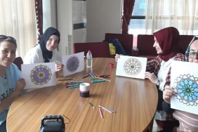 sincanli-hanimlar-mandala-ile-stres-atiyor.jpg