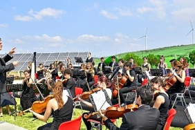 turkiye-genclik-filarmoni-orkestrasi-enerjisa-uretimin-ruzgar-enerjisi-santralinde-ozel-konser-verdi.jpg
