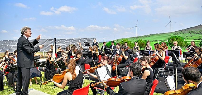 turkiye-genclik-filarmoni-orkestrasi-enerjisa-uretimin-ruzgar-enerjisi-santralinde-ozel-konser-verdi.jpg