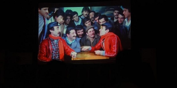 Yenişehir’de açık havada sinema keyfi yaşanıyor