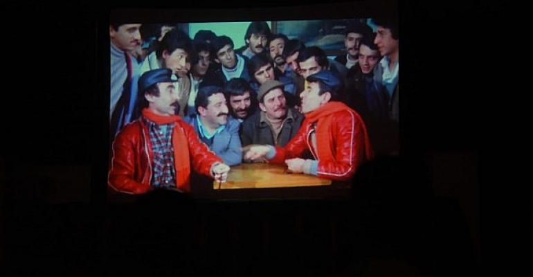 Yenişehir’de açık havada sinema keyfi yaşanıyor