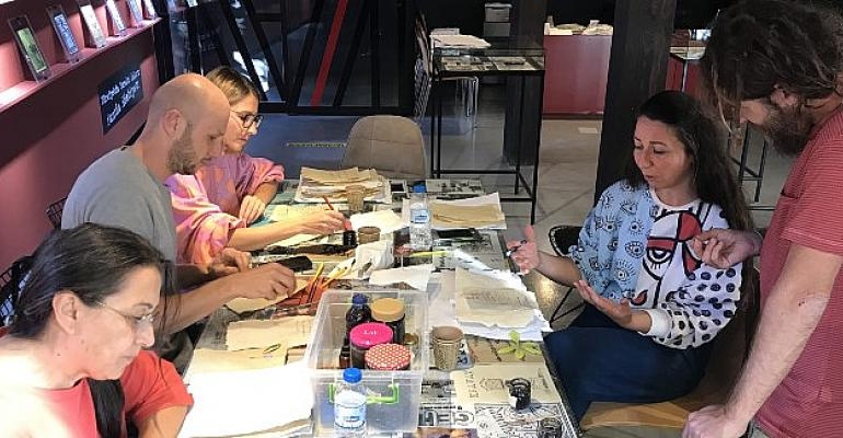 Atölyede ürettikleri kağıt ve mürekkeple Haiku yazdılar