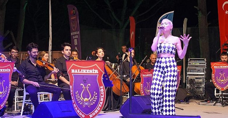 Ayvalık’ta Kurtuluşun 100. Yılı Coşkusu Dev Orkestrayla Yaşandı